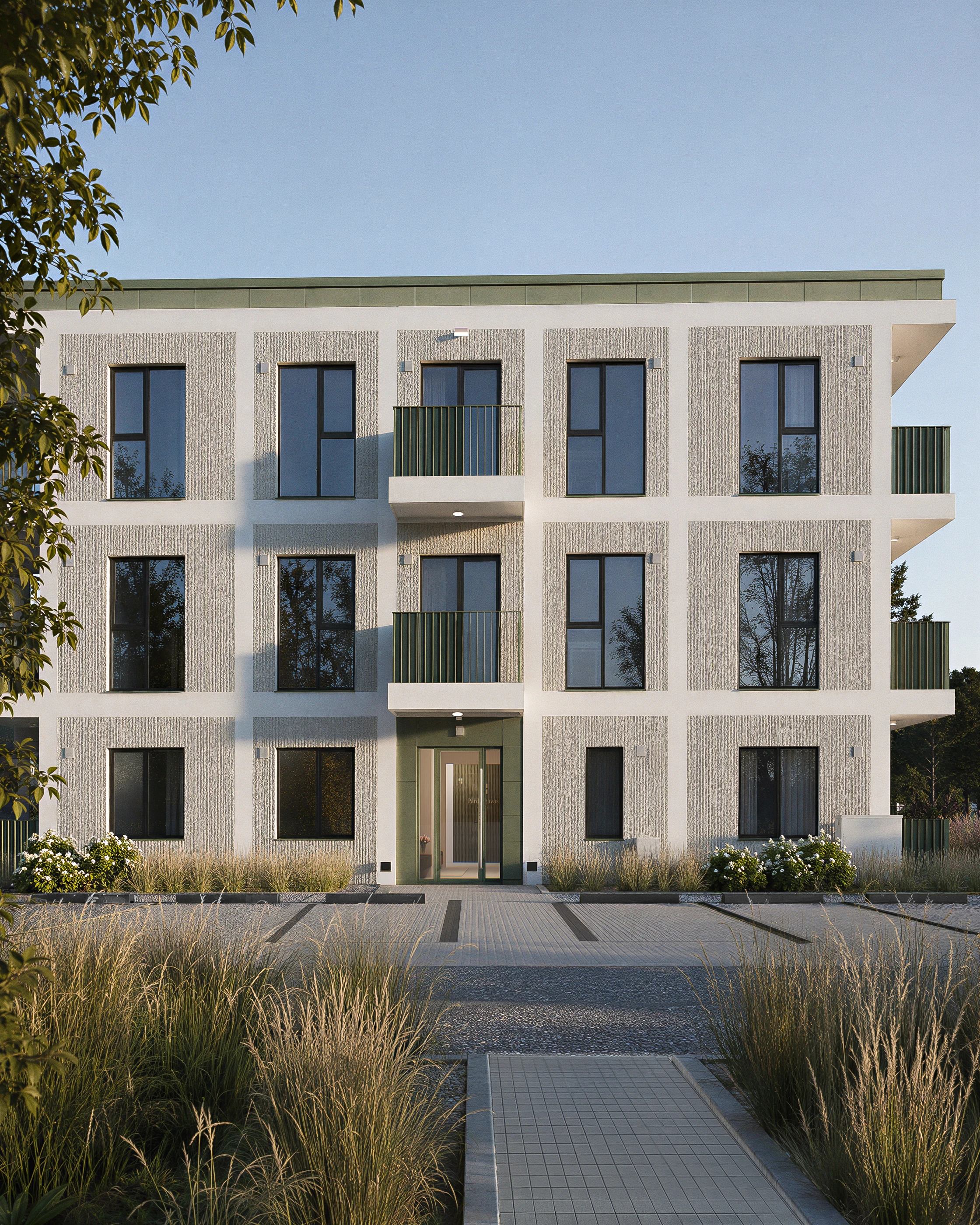 Helle Fassade mit Balkonen hinter Ziergräsern