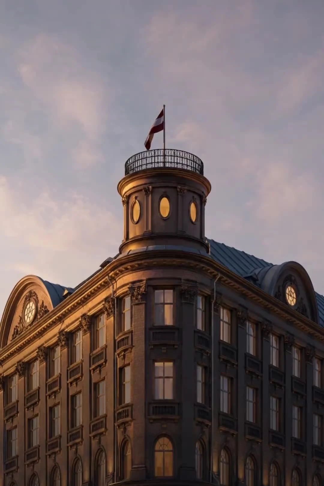 Verziertes Dach und verzierter Turm mit der lettischen Flagge