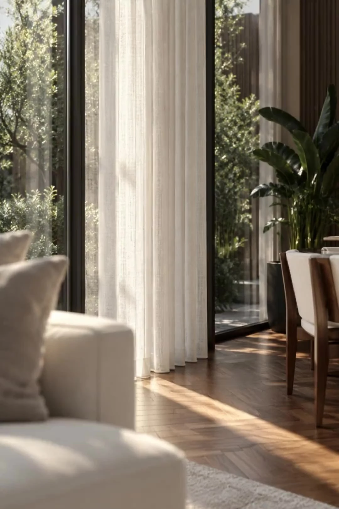 Transparenter Vorhang und sonnenbeschienenes Parkett im Wohnzimmer