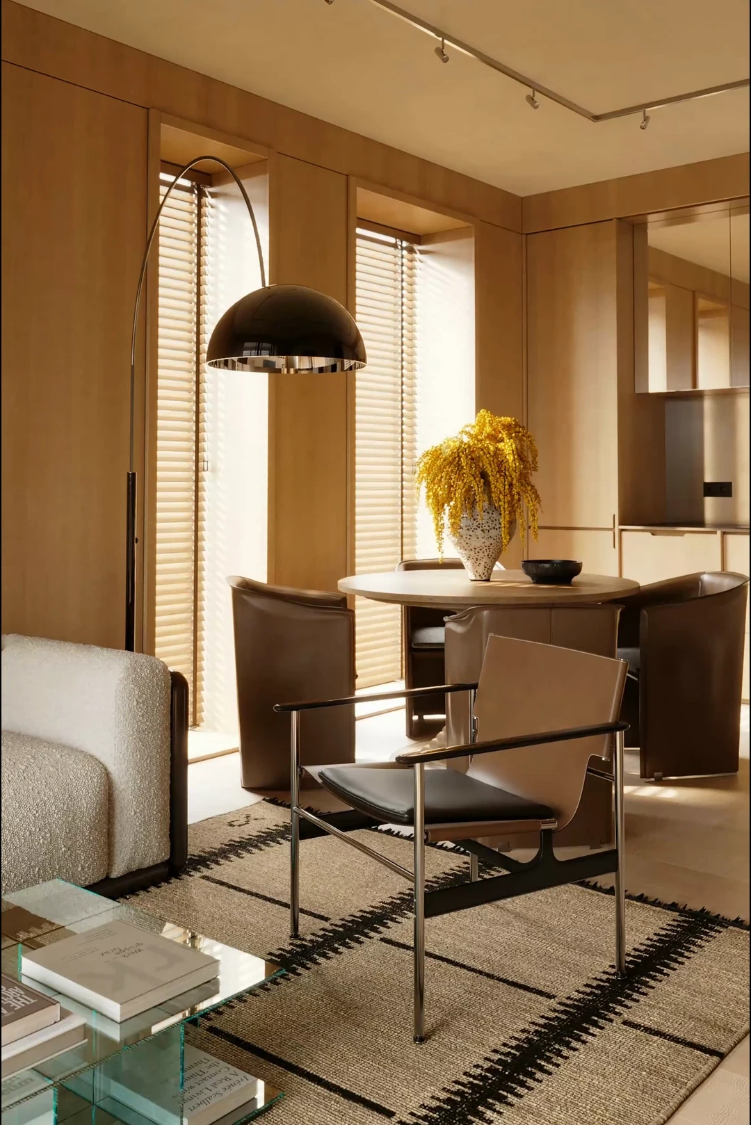 Wohnzimmer einer Wohnung in New Hanza mit Bogenlampe und Ledersesseln