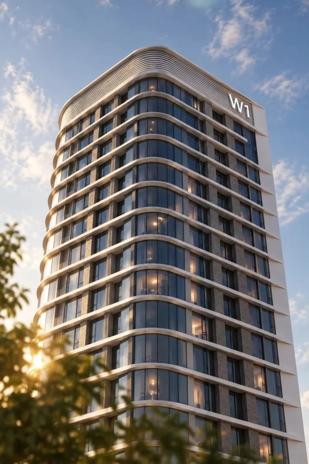 Turm mit geschwungenen Balkonen von unten bei Sonnenuntergang